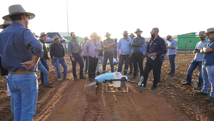Як дронові обприскувачі EAVISION допомагають точному землеробству в Бразилії